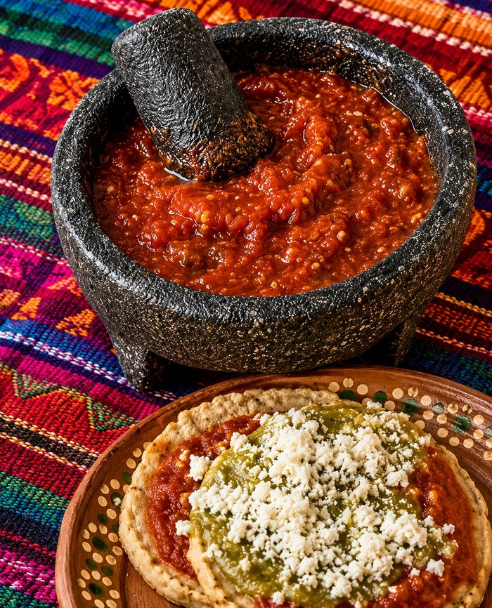 Molcajete con salsa roja y memela